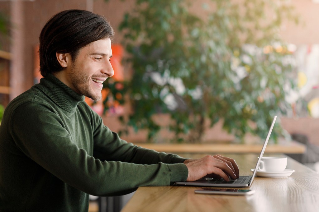 A weboldal karbantartás segítségével a weboldal folyamatosan vevőket hoz, ami elégedett vállalkozókhoz vezet.