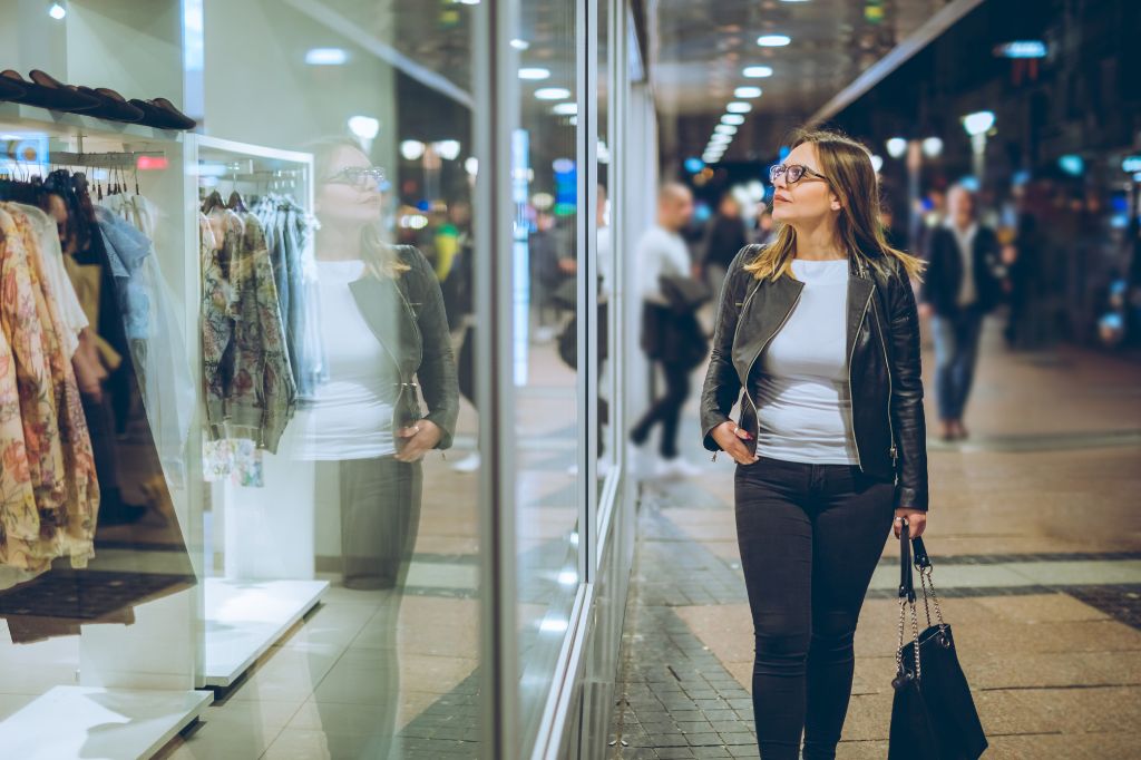 Egy hölgy sétálás közben megáll egy fényes és szép kirakat előtt. Ez szimbolizálja a jól karbantartott weboldalt, amire mindig öröm ránézni, mert rendezett, tiszta és érdekes.